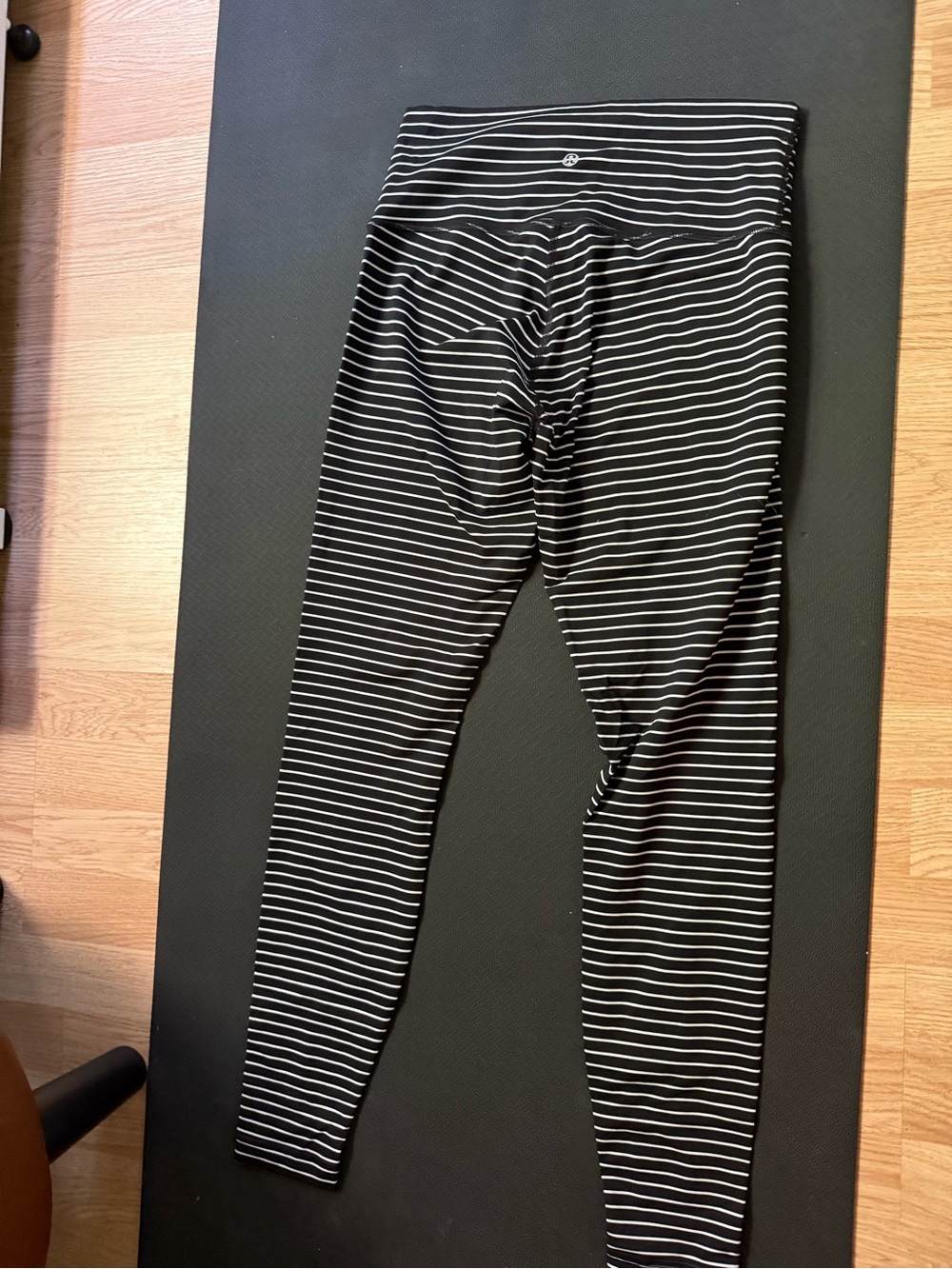 lululemon athletica Black & White Striped High-Rise Leggings wunder under - Picture 2 of 3